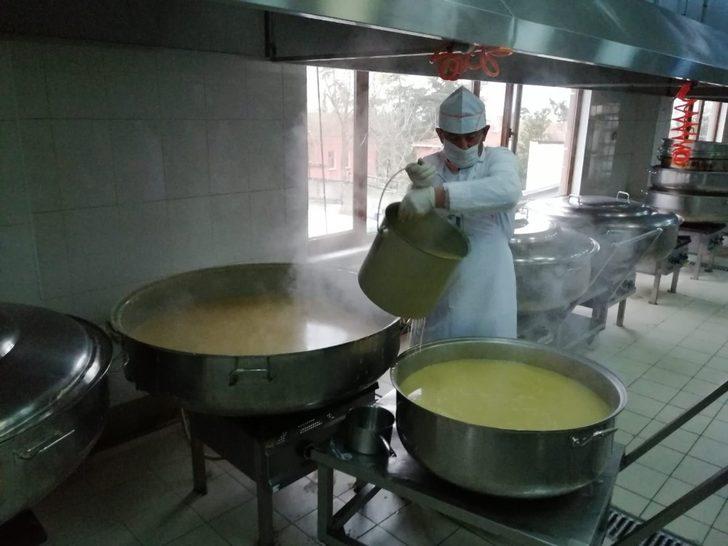 Üsküdar’da yaşlı ve kronik hastalara dev kazanlarda pişirilen yemekler dağıtılıyor G5