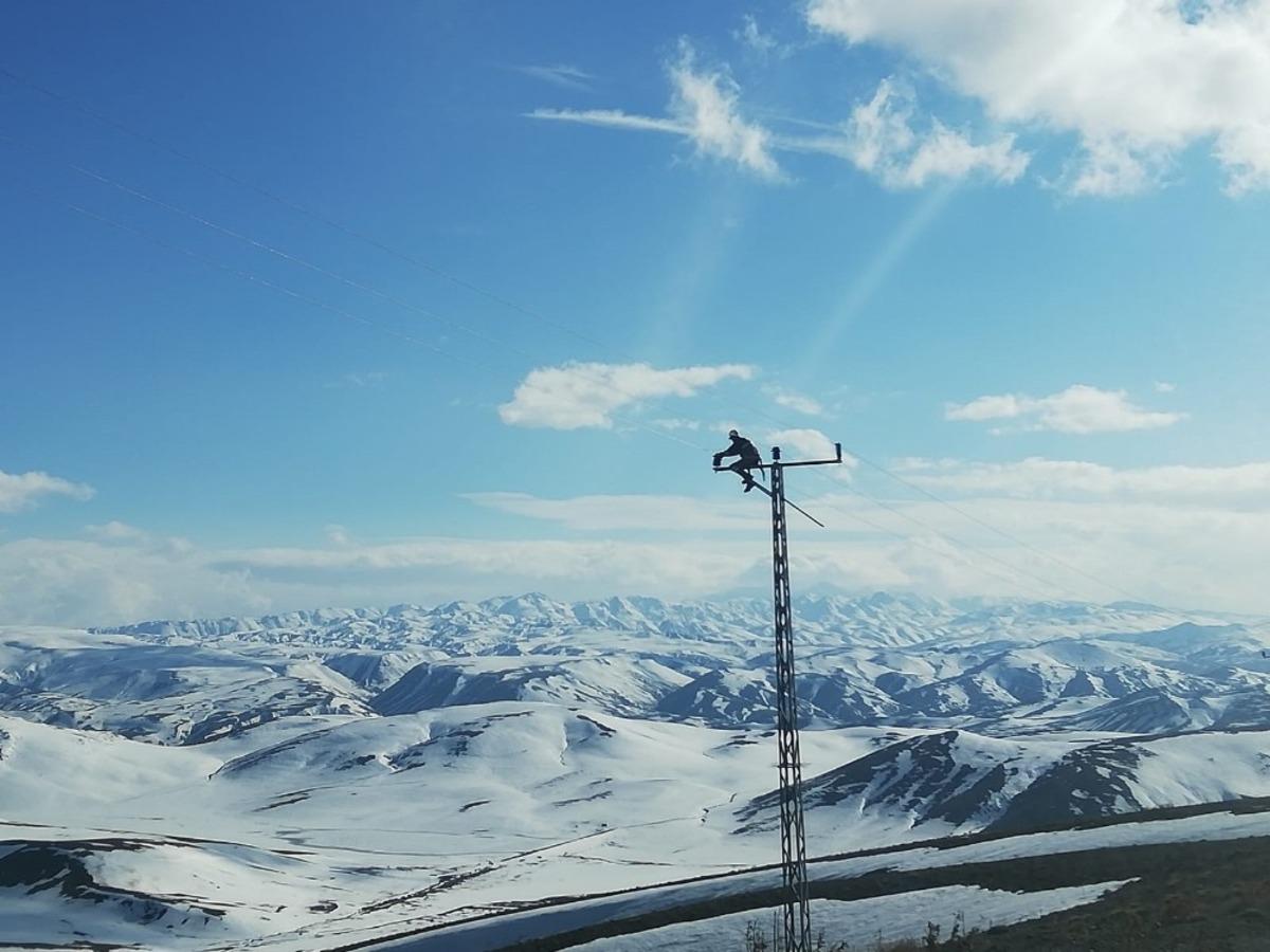 VEDAŞ ekipleri, koronaya karşı evde kalanlar i&ccedil;in 7/24 sahada