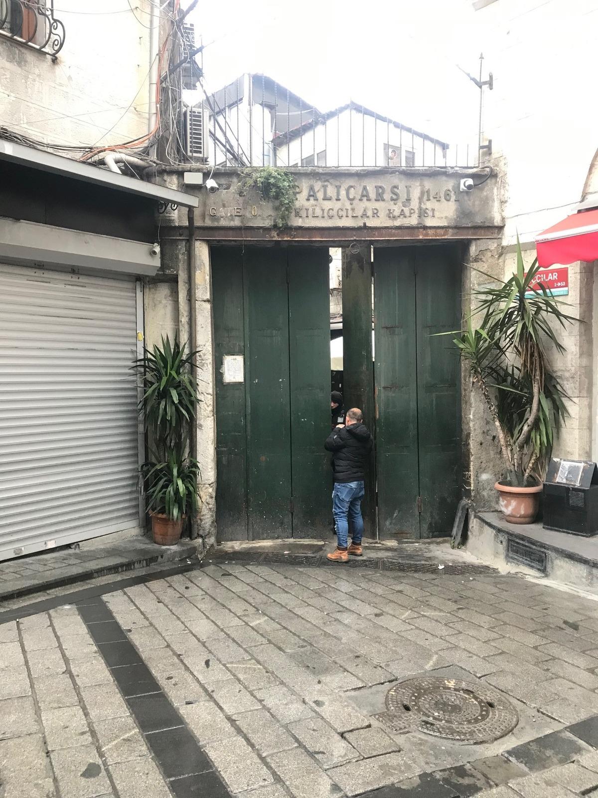 Kapalı&ccedil;arşı ziyaret&ccedil;i girişine tamamen kapatıldı