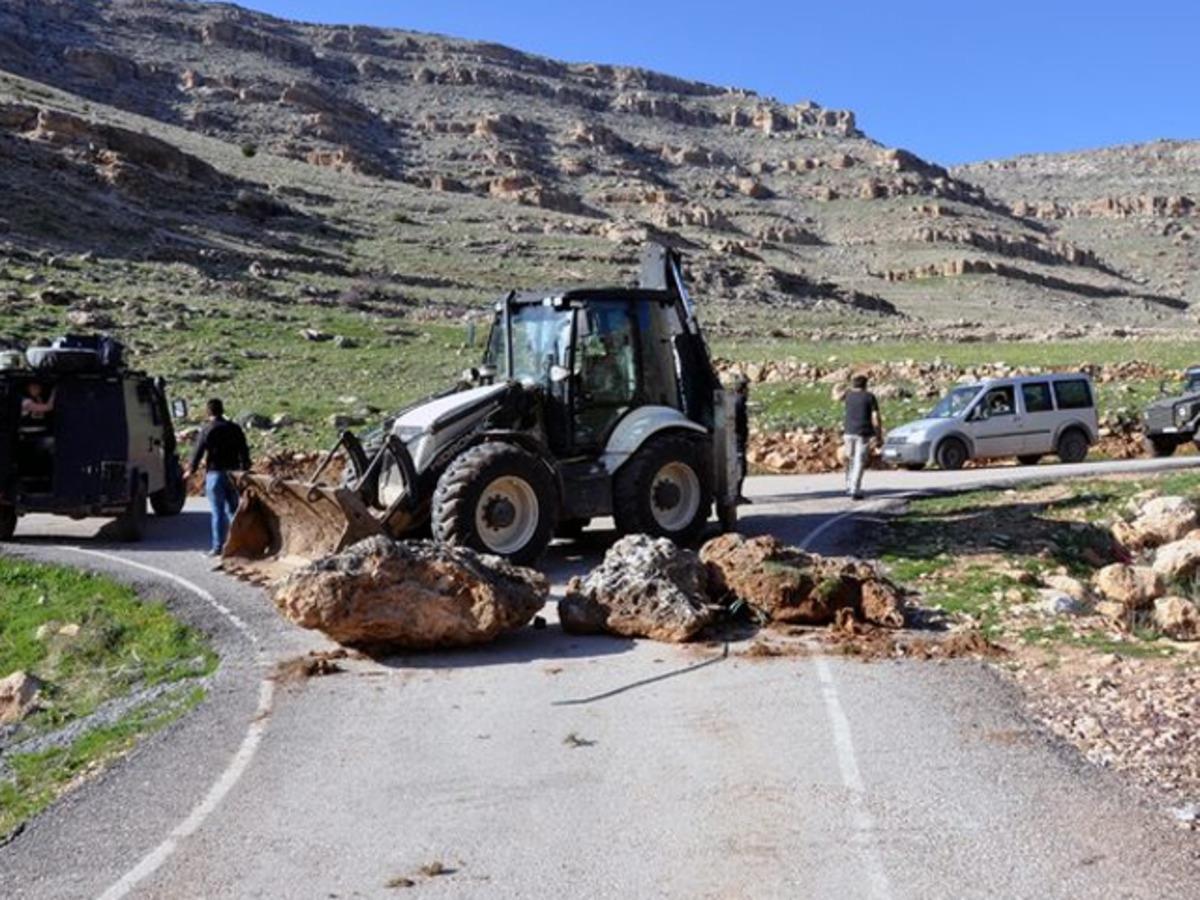 Mardin'de koronavir&uuml;s &ouml;nlemi! Piknik&ccedil;ilerin yolu iş makinesi ve taşlarla kapatıldı