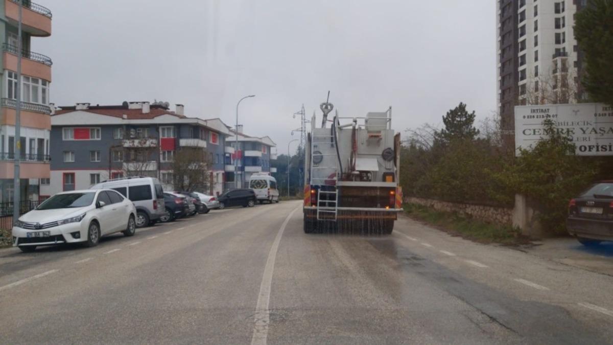 Bilecik&rsquo;te b&uuml;t&uuml;n mahalle dezenfektan i&ccedil;erikli su ile yıkanıyor