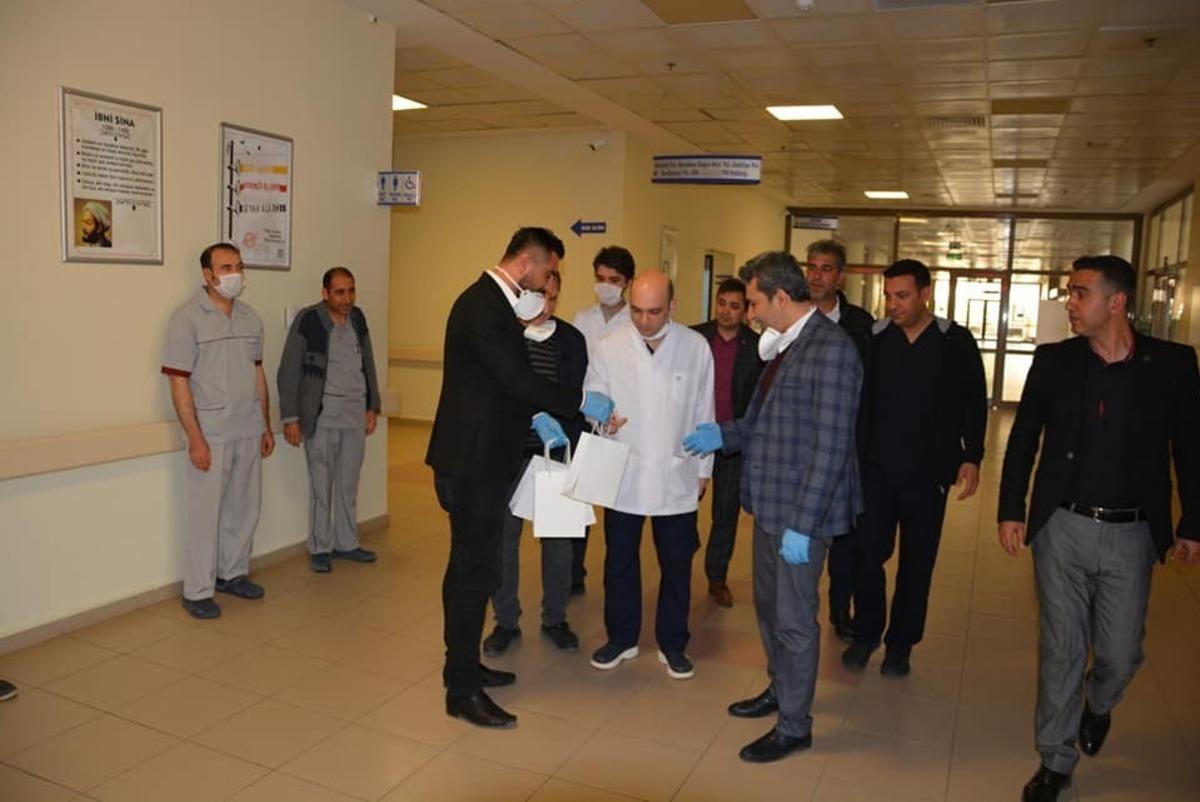 Sağlık &ccedil;alışanlarına &uuml;z&uuml;m ikramı