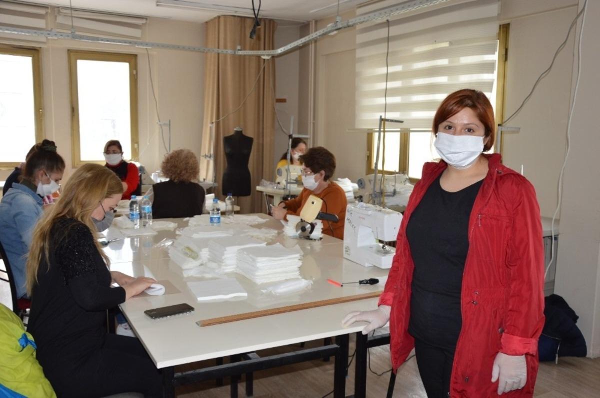Şehzadeler Halk Eğitim Merkezi de maske &uuml;retimine başladı
