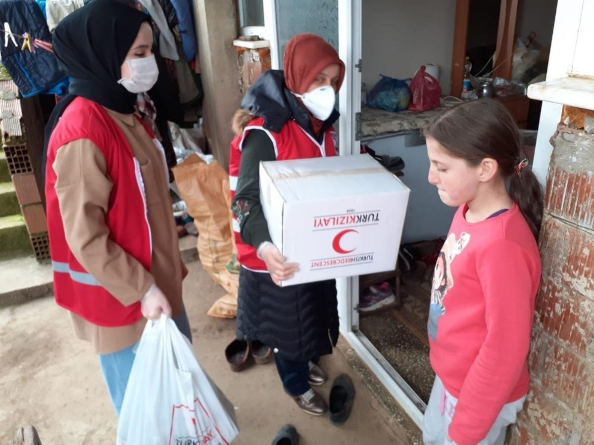 Evden &ccedil;ıkamayan 65 yaş &uuml;zeri yaşlılara Kaymakamlık ve Kızılay desteği