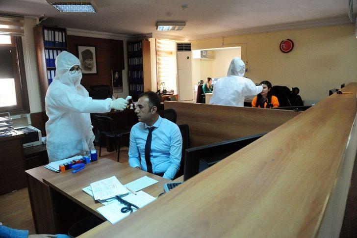 Kemer’de halkın ateşi  ölçülüyor G4