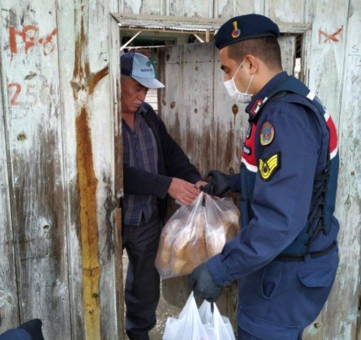 Jandarma 65 yaş üstü vatandaşlara yardım götürdü G1