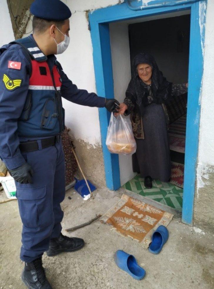 Jandarma 65 yaş üstü vatandaşlara yardım götürdü G3