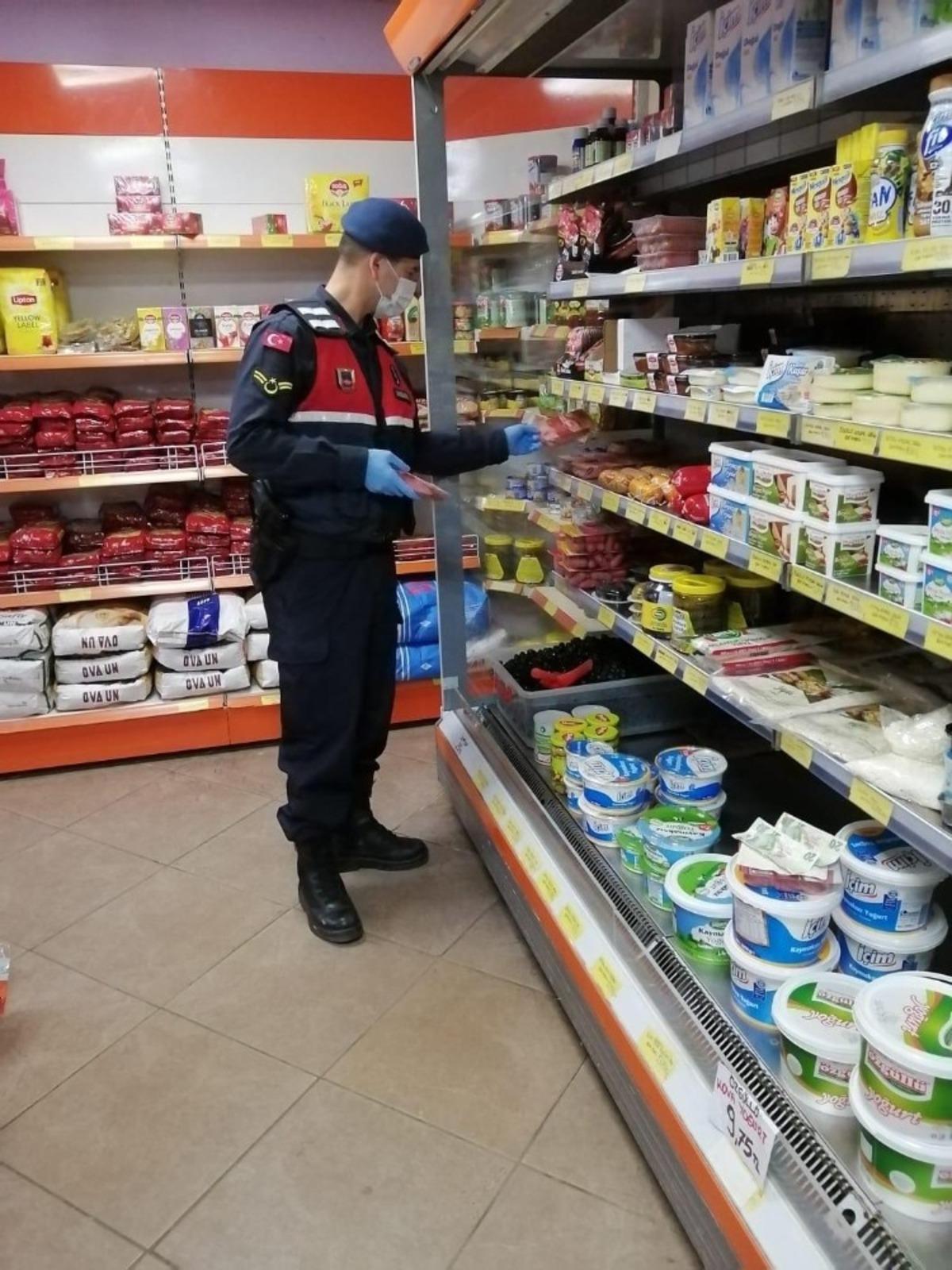 Jandarma ekipleri yaşlılarının ihtiya&ccedil;larını karşılıyor
