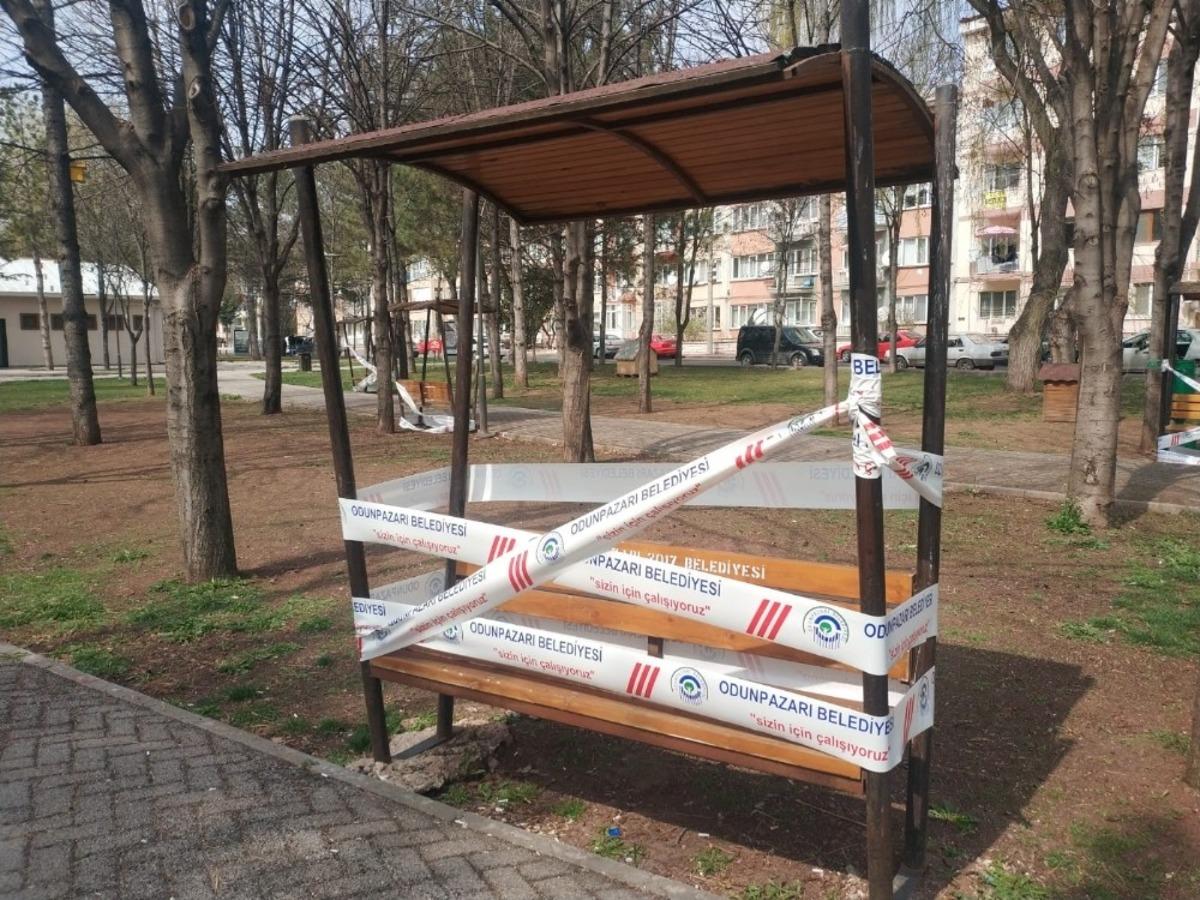 Belediyeden banklara oturulmaması i&ccedil;in ilgin&ccedil; &ccedil;&ouml;z&uuml;m