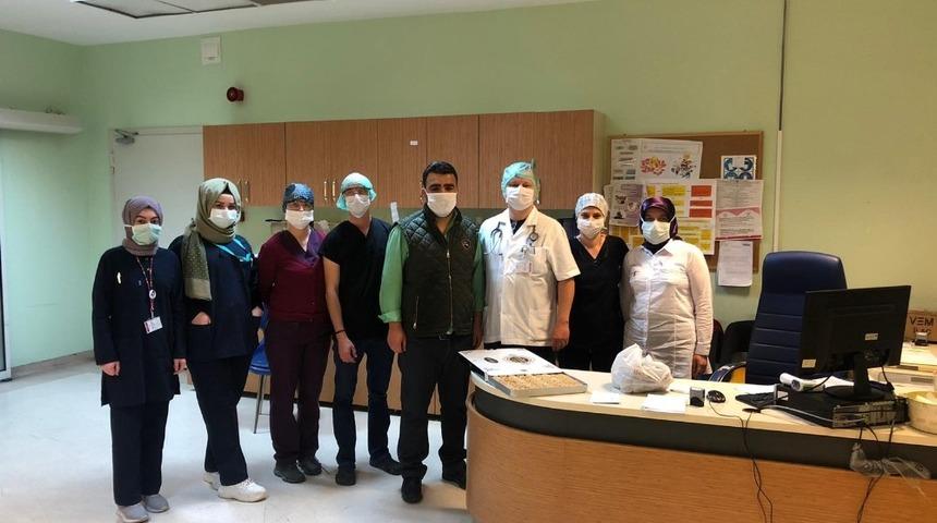 Balıkesirli baklavacıdan sağlık personeline tatlı ikram