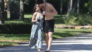 Camila Cabello ve Shawn Mendes karantinada bahçeye çıktı