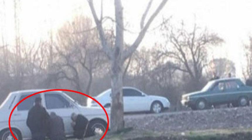 Sosyal medya bu g&ouml;r&uuml;nt&uuml;y&uuml; konuşuyor! Polisi g&ouml;r&uuml;nce otomobilin arkasına saklandılar