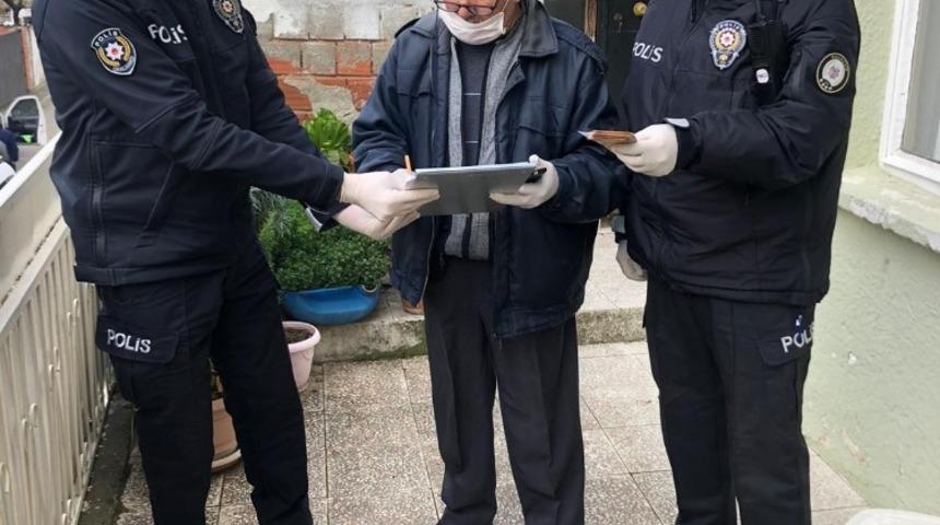 Burhaniye’de 65 yaş üstü vatandaşların ihtiyacını polis karşılıyor