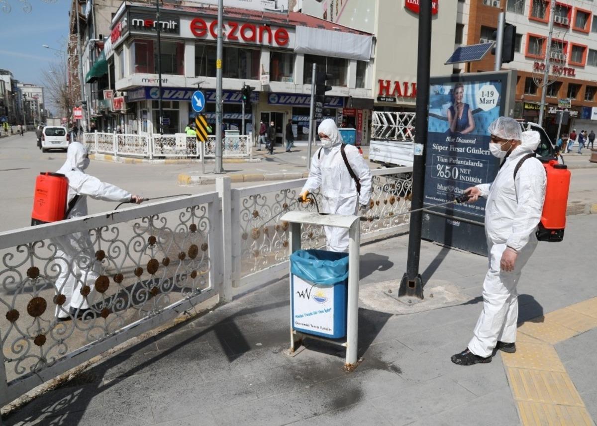 Van B&uuml;y&uuml;kşehir Belediyesi caddeleri dezenfekte etti