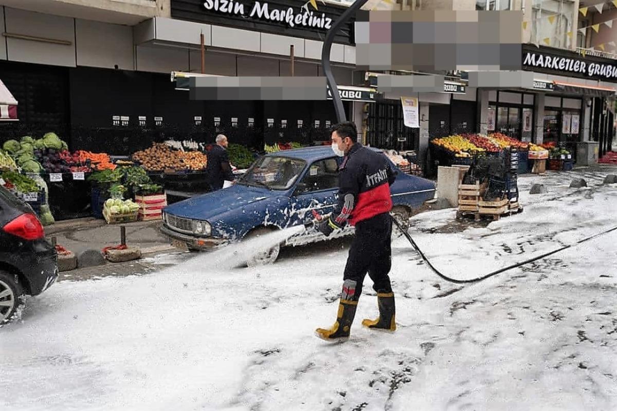 Sokaklar k&ouml;p&uuml;kle temizleniyor