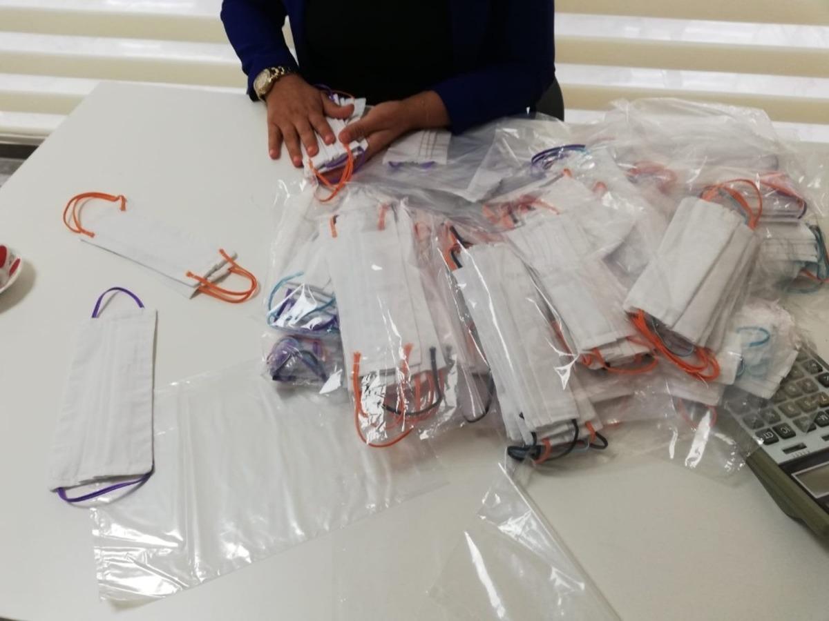 &Uuml;rettikleri maskeleri g&uuml;venlik g&ouml;revlilerine dağıttılar