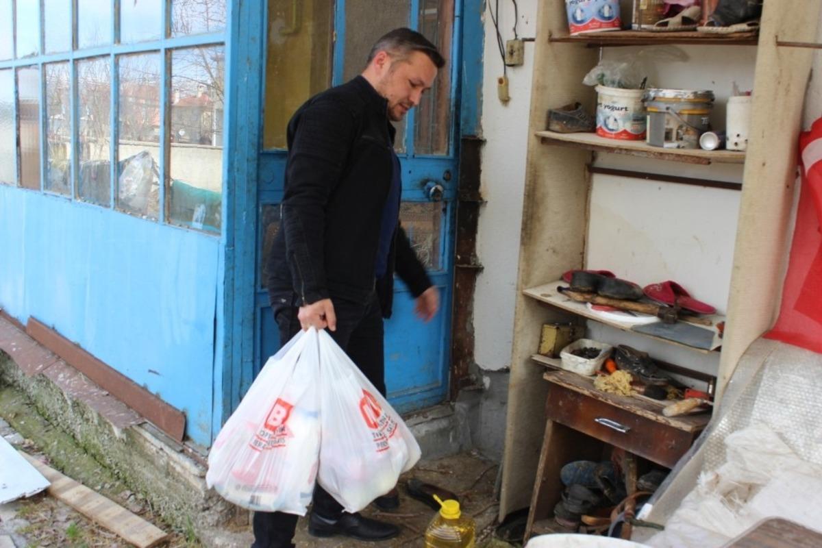 Mahalle muhtarından &ouml;rnek davranış