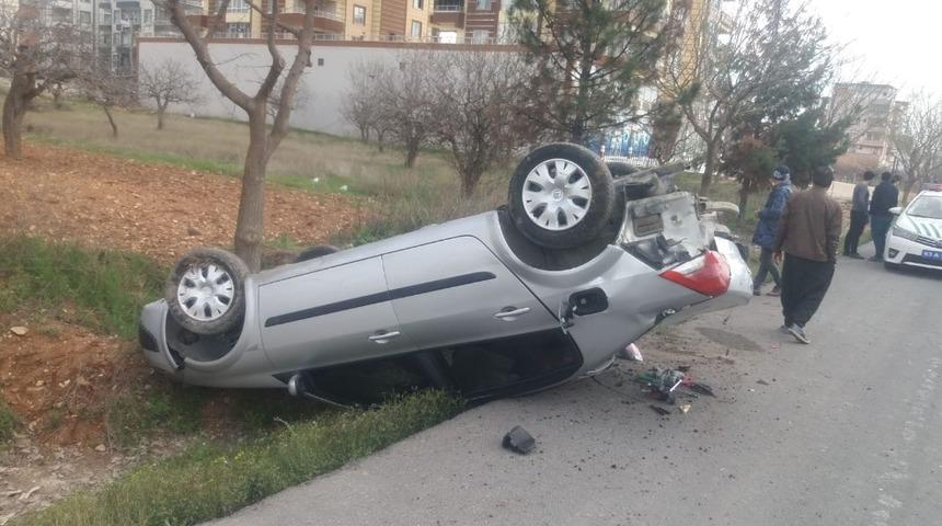 Minib&uuml;s ile otomobil &ccedil;arpıştı: 2 yaralı