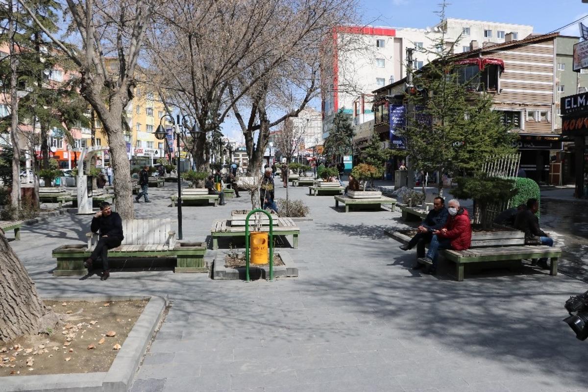 Niğde Belediyesi bankları kaldırdı