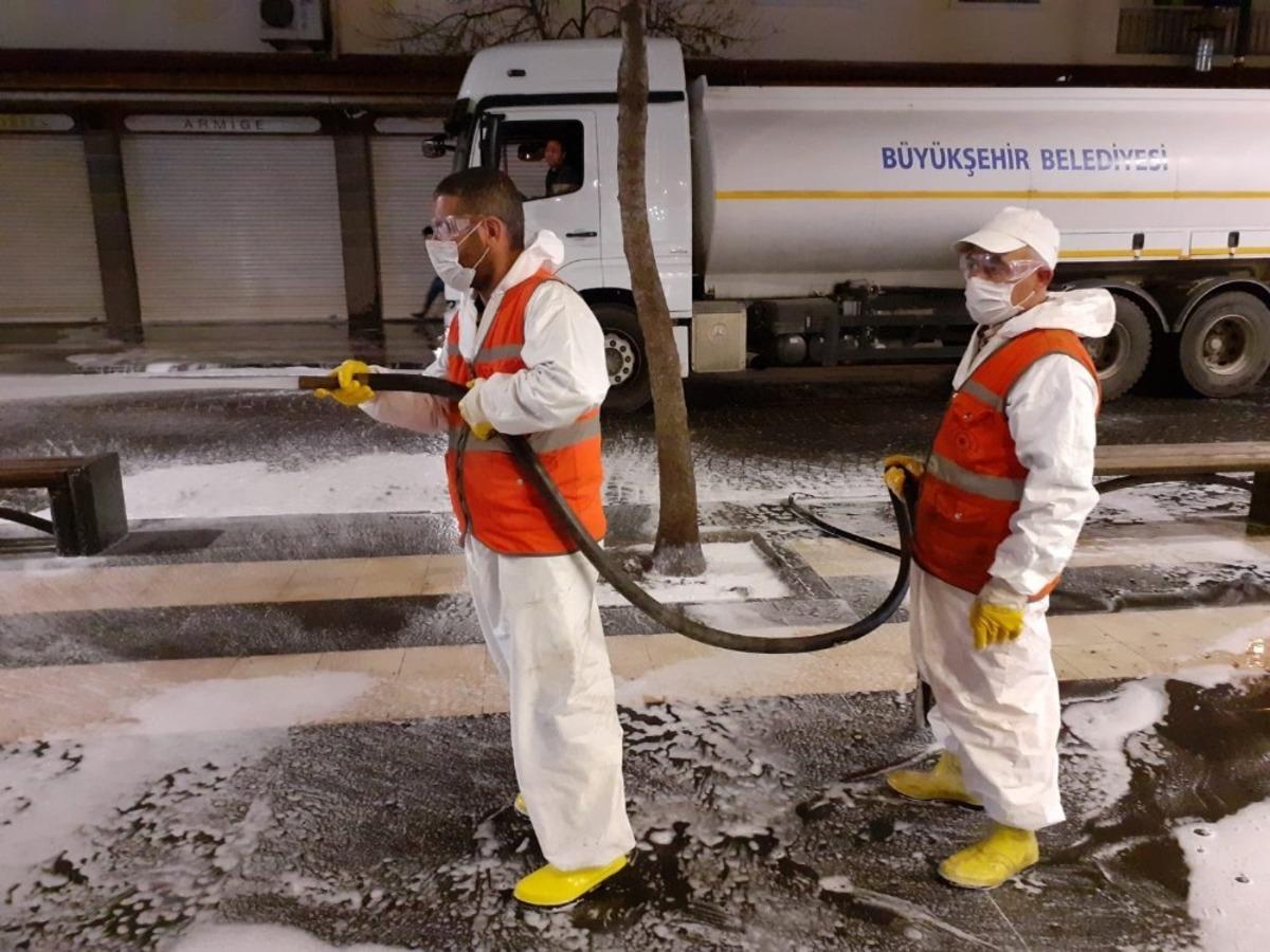 Diyarbakır B&uuml;y&uuml;kşehir Belediyesi cadde ve kaldırımları tazyikli su ile yıkıyor