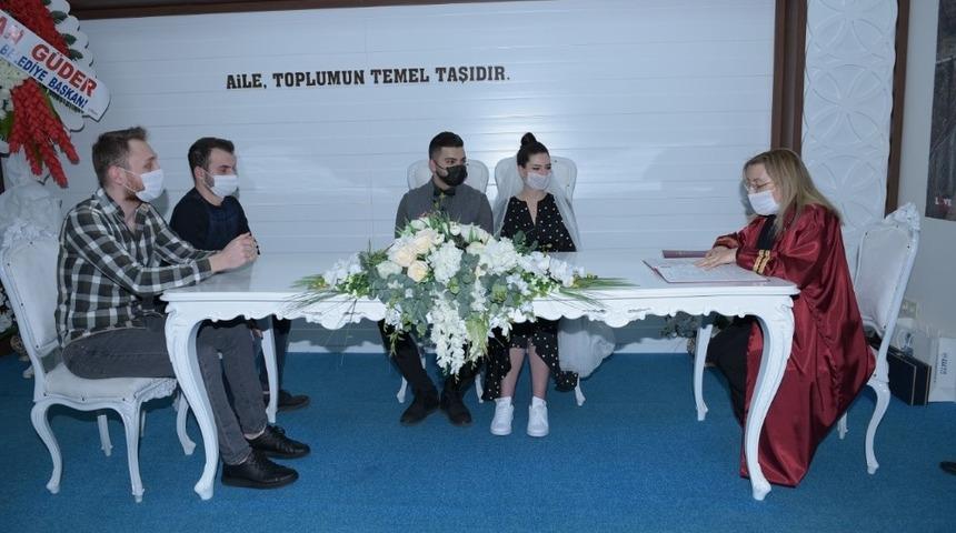 Koronavir&uuml;s nedeniyle maskeli nikah!