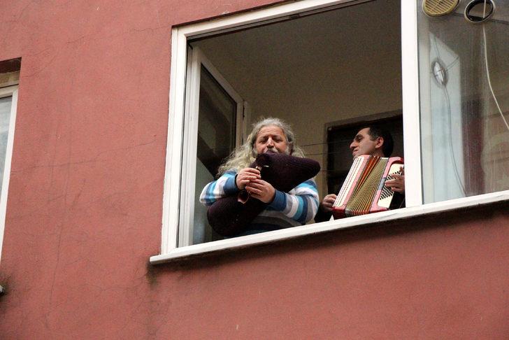 Evde kalanlara ve sağlık çalışanlarına müzikle moral oldular G1