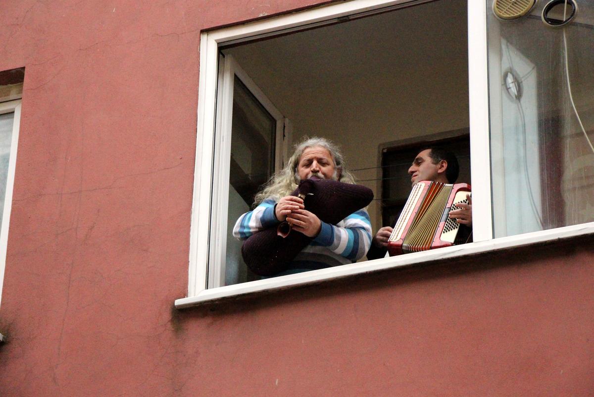 Evde kalanlara ve sağlık &ccedil;alışanlarına m&uuml;zikle moral oldular