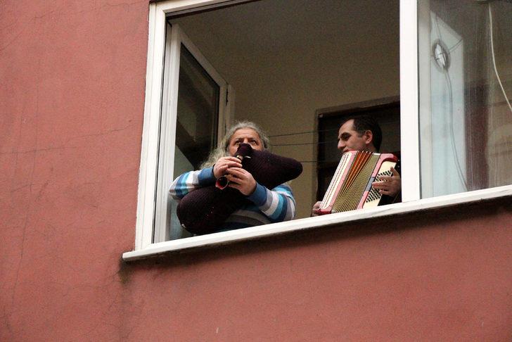Evde kalanlara ve sağlık çalışanlarına müzikle moral oldular G2