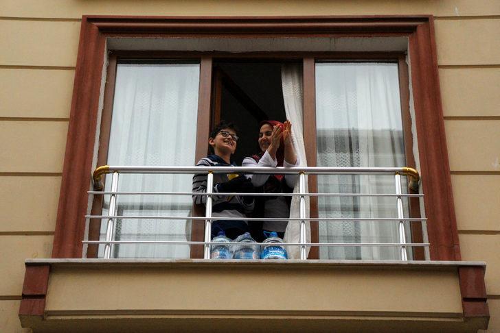 Evde kalanlara ve sağlık çalışanlarına müzikle moral oldular G3