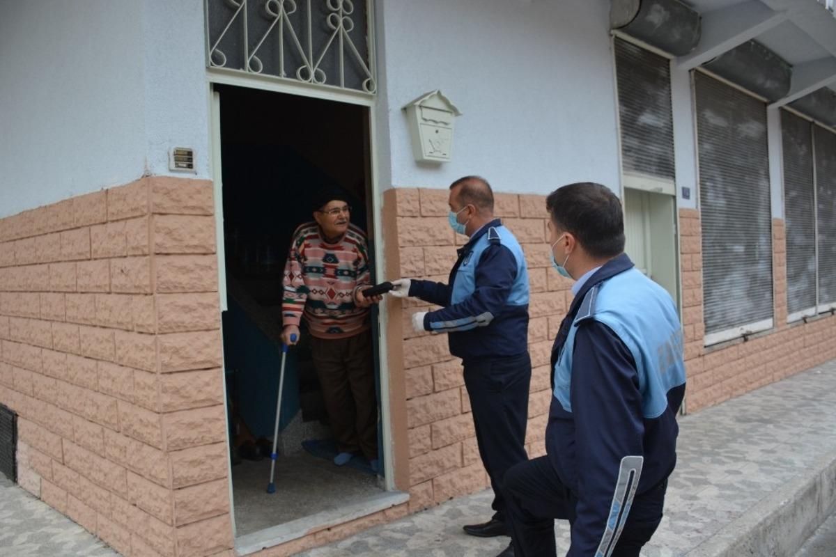 Yenice Belediyesi ekipleri yaşlıların ihtiyacını karşılıyor