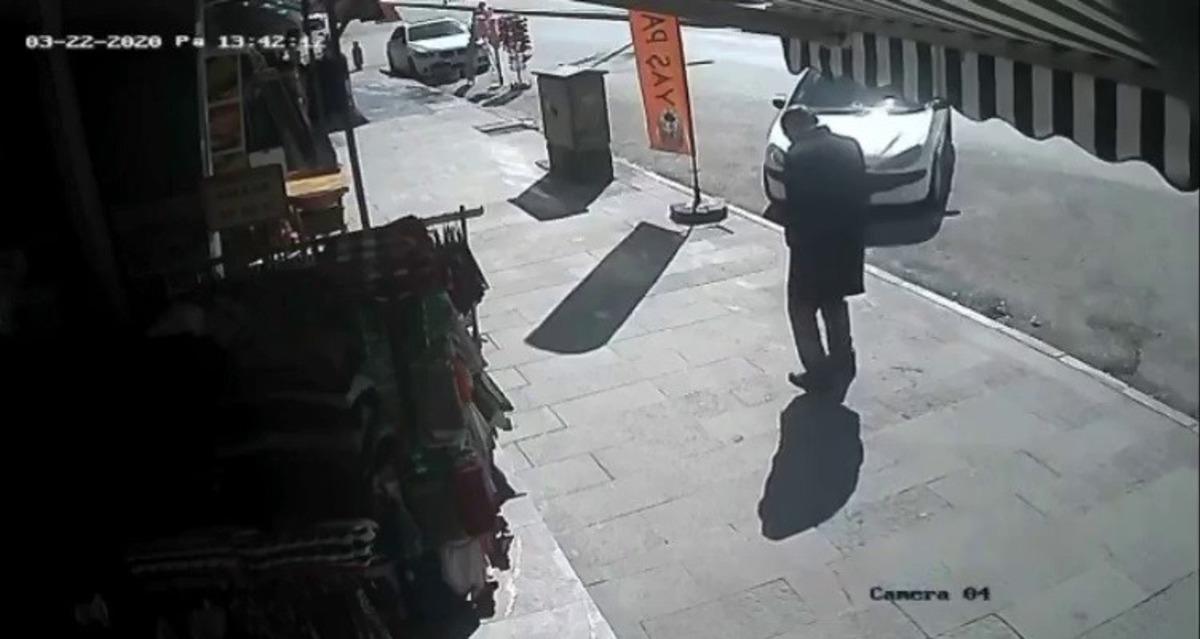 Kaldırımda y&uuml;r&uuml;yen adamın ani &ouml;l&uuml;m&uuml; kamerada!