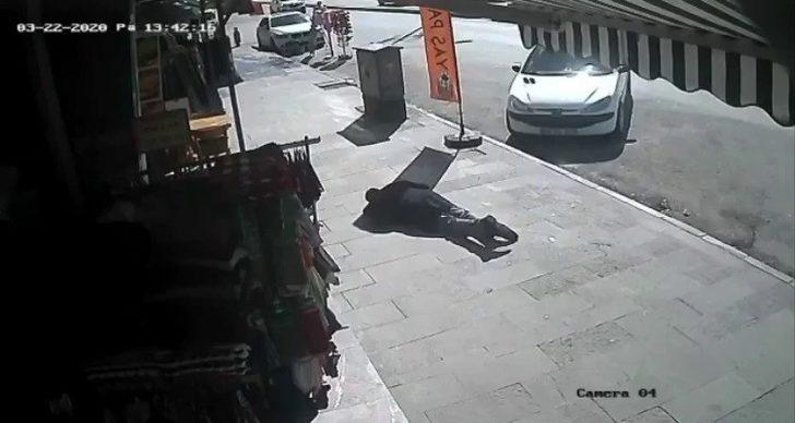 Kaldırımda yürüyen adamın ani ölümü kamerada! G2