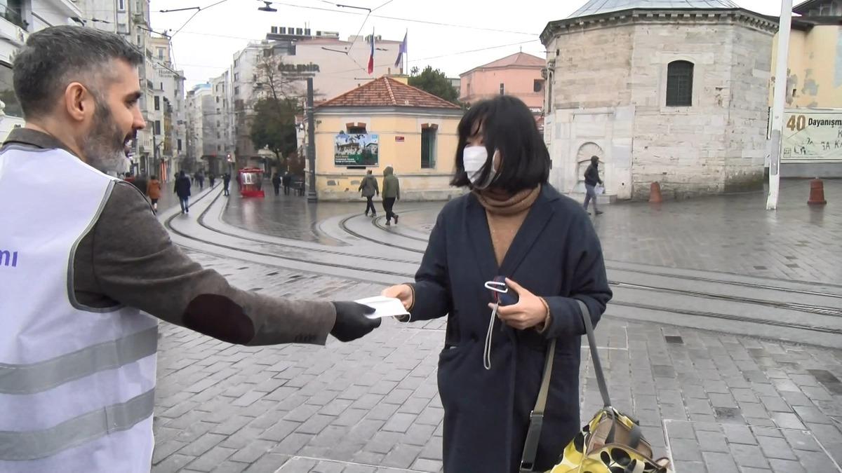 Sosyal medyada g&uuml;ndem&nbsp;olmuştu! O iş adamı Taksim'de&nbsp;5 bin maske dağıttı