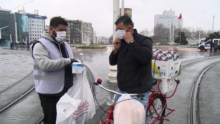Sosyal medyada gündem olmuştu! O iş adamı Taksim'de 5 bin maske dağıttı G3