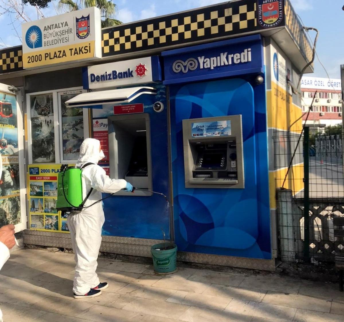 Muratpaşa&rsquo;da dezenfekte &ccedil;alışmaları s&uuml;r&uuml;yor