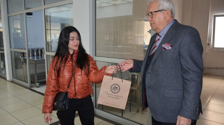 Posbıyık&rsquo;tan gazetecilere vir&uuml;sten korunma &ccedil;antası