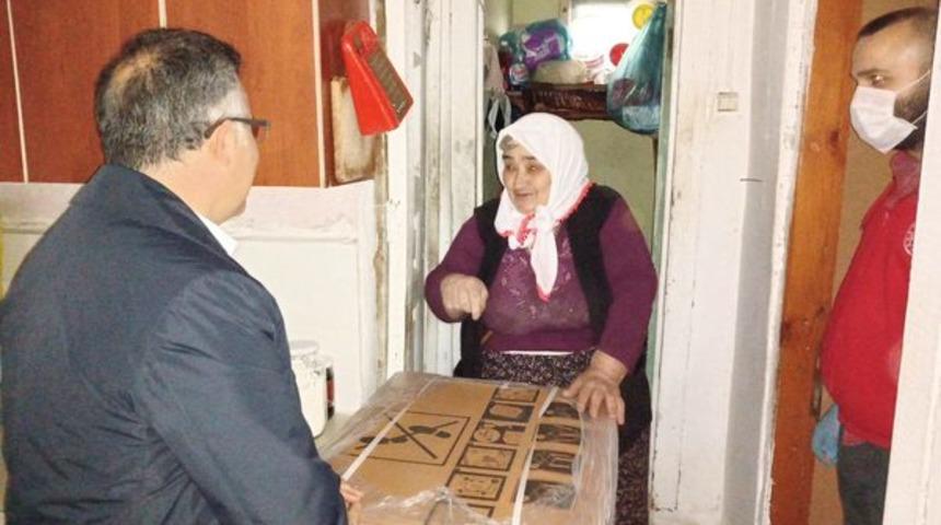 Kıyafetlerini elde yıkayan yaşlı kadına Vali&rsquo;den &ccedil;amaşır makinesi hediyesi