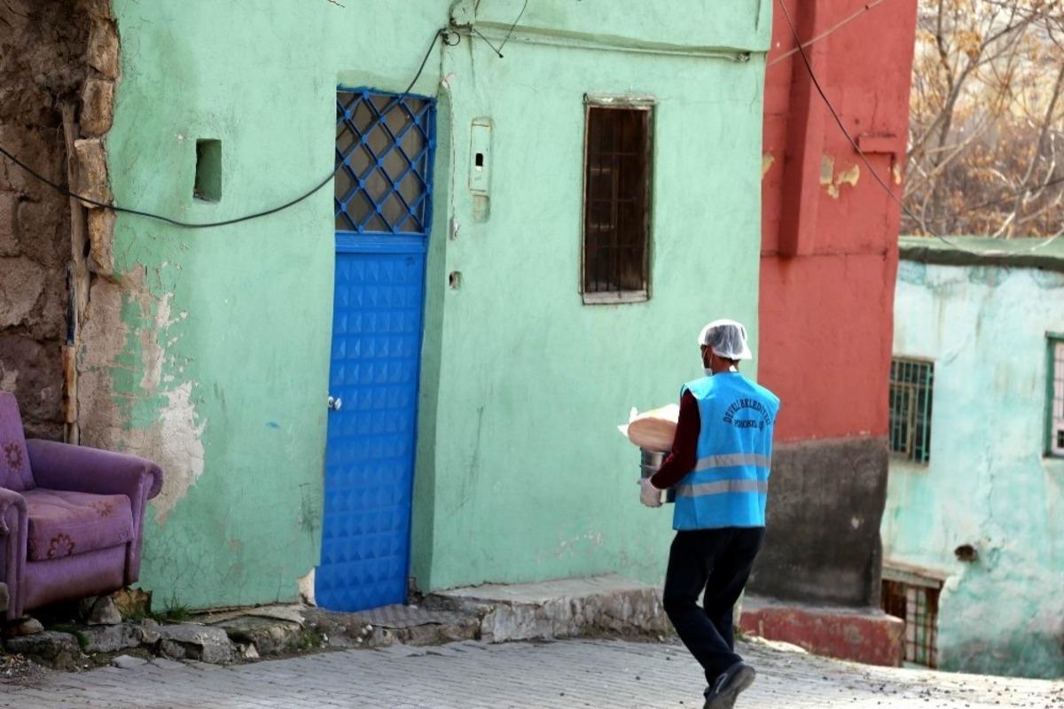 Evde kalan yaşlılara Develi Belediyesi&rsquo;nden yemek desteği