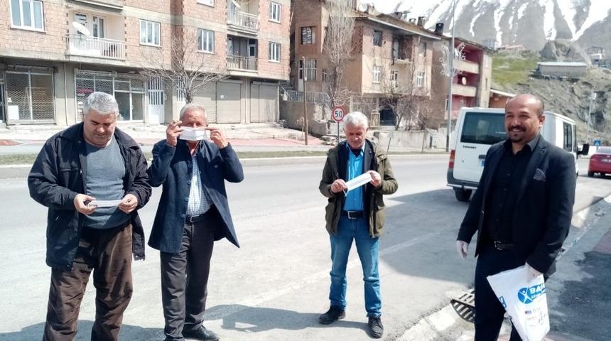 Başkan Aksa&ccedil;, &uuml;cretsiz maske dağıttı