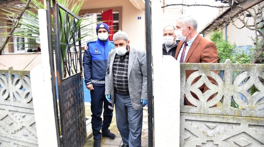 Kartepe&rsquo;de evden &ccedil;ıkamayan yaşlıların yardımına zabıta ekipleri koşuyor