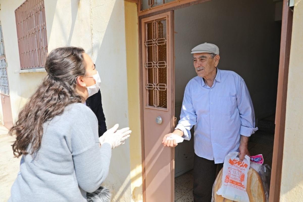 Akhisar Belediyesi 65 yaş &uuml;st&uuml; vatandaşların yardımına koşuyor