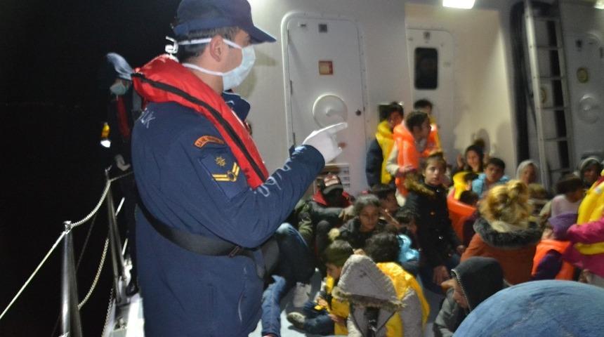 Kuşadası K&ouml;rfezi&rsquo;nde 29&rsquo;u &ccedil;ocuk 50 g&ouml;&ccedil;men kurtarıldı