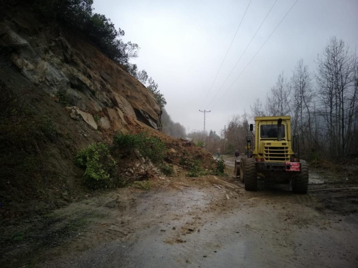 T&uuml;rkeli&rsquo;nin iki k&ouml;y grup yolunda heyelan