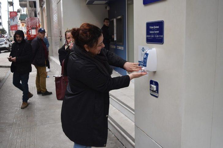 Banka şubelerine el dezenfektanları yerleştirildi G2