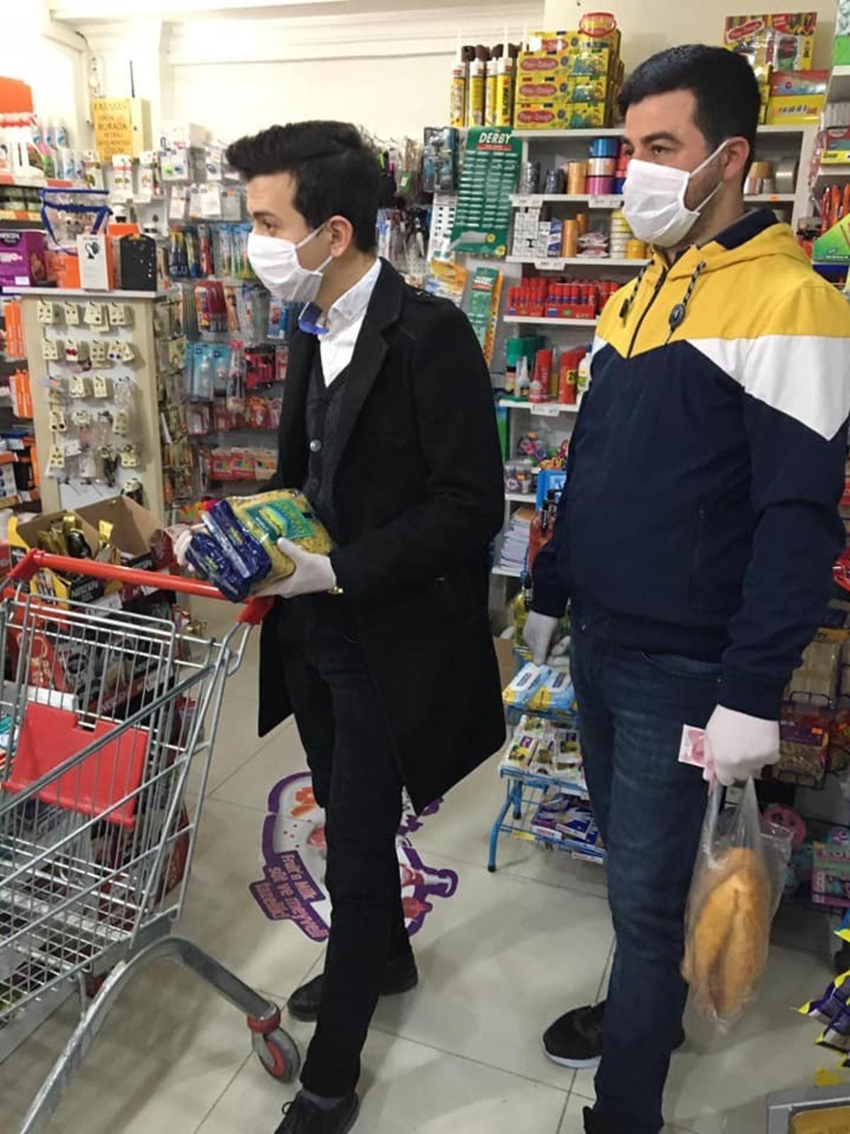 Vefalı gen&ccedil;ler, 65 yaş &uuml;st&uuml; vatandaşların yardımına koştu