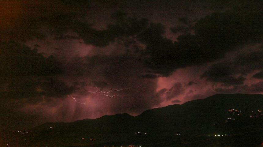 Hatay&rsquo;da şimşekler geceyi g&uuml;nd&uuml;ze &ccedil;evirdi