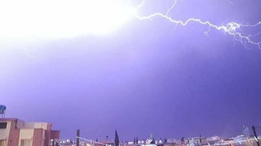 Reyhanlı&rsquo;da şimşekler geceyi aydınlattı