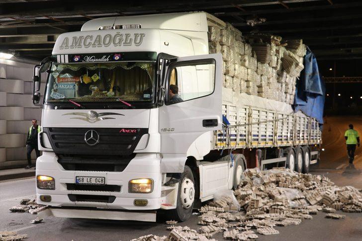 İzmir'de tır alt geçide sıkıştı G1