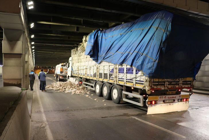 İzmir'de tır alt geçide sıkıştı G2