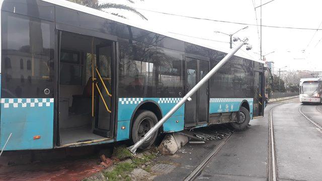 Aksaray'da otobüs tramvay yoluna girdi (1) 
